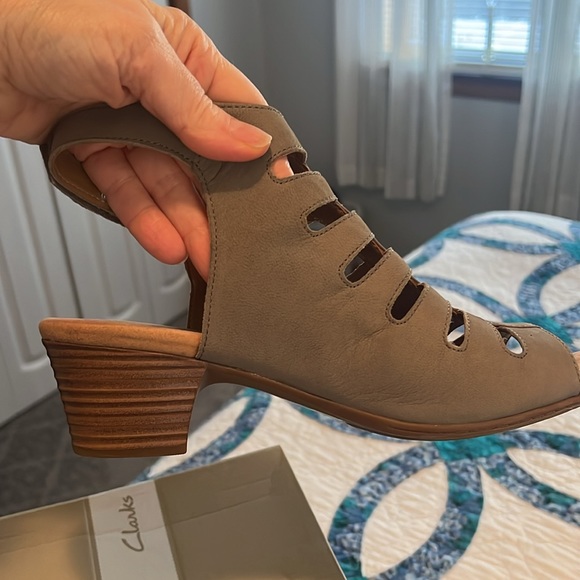 Clark’s Sandals sz 10 like new - color is “sage” - Picture 5 of 9